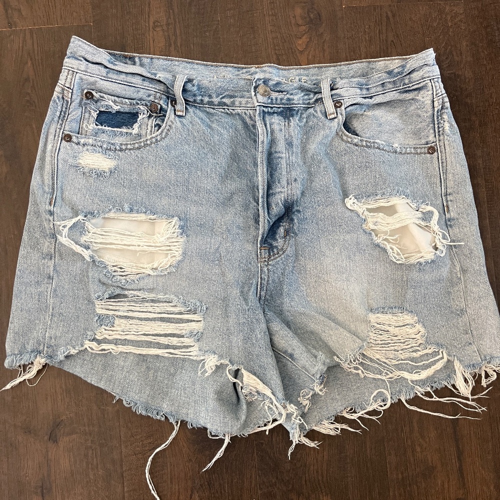 American Eagle very distressed high rise Mom short sz 14